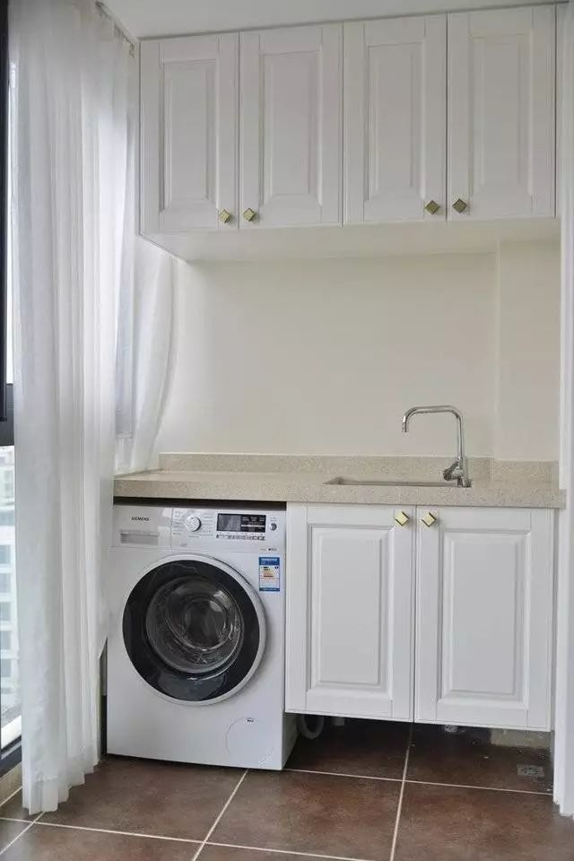 房子小,东西多,阳台做个柜子好用多了