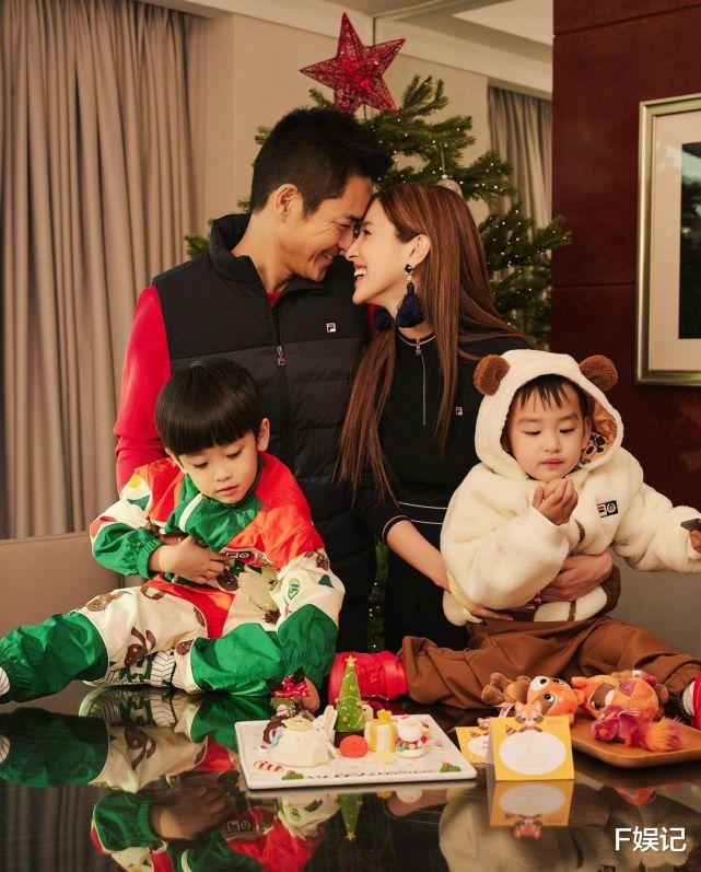 陈凯琳|郑嘉颖陈凯琳晒全家一家人互相亲吻 全家期待明年第三胎孩子出生