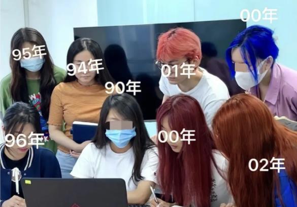 00后|00后与90后在职场的区别，一张私企工作照，两代人的差距显露无疑