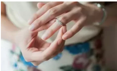 江苏盐城,一男子捡了一枚戒指,误以为是不值钱的塑料戒指,便随手扔进垃圾桶