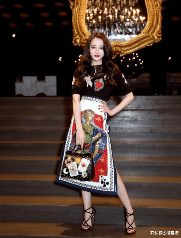 迪丽热巴|“扑克牌”的连衣裙，迪丽热巴重回颜值巅峰，网友：爱了！