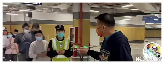 万梓良|“入戏太深”的万梓良排队做核酸,全程在给自己加戏,却无人理会