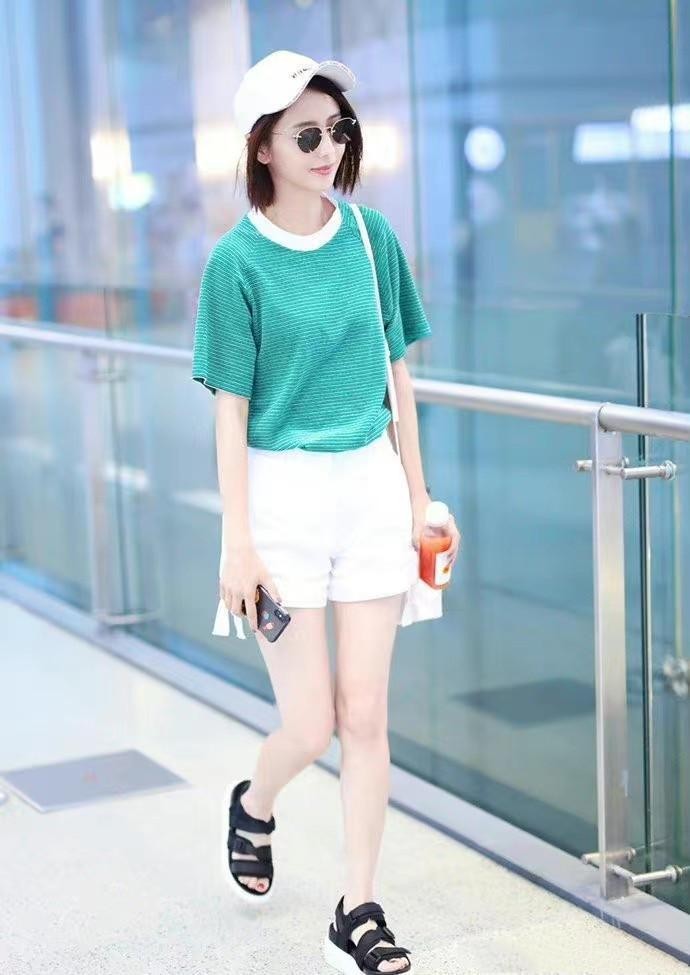 佟丽娅|佟丽娅这机场照虽是精修过的，但是气质是真甜美，穿条纹衫好可爱