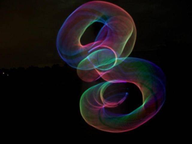 为什么科学家说宇宙是11维的?我们怎么感觉不出来呢?