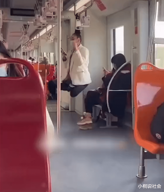 上海一外籍女子将头发挂地铁把手上悬空，本人发声致歉，身份意外