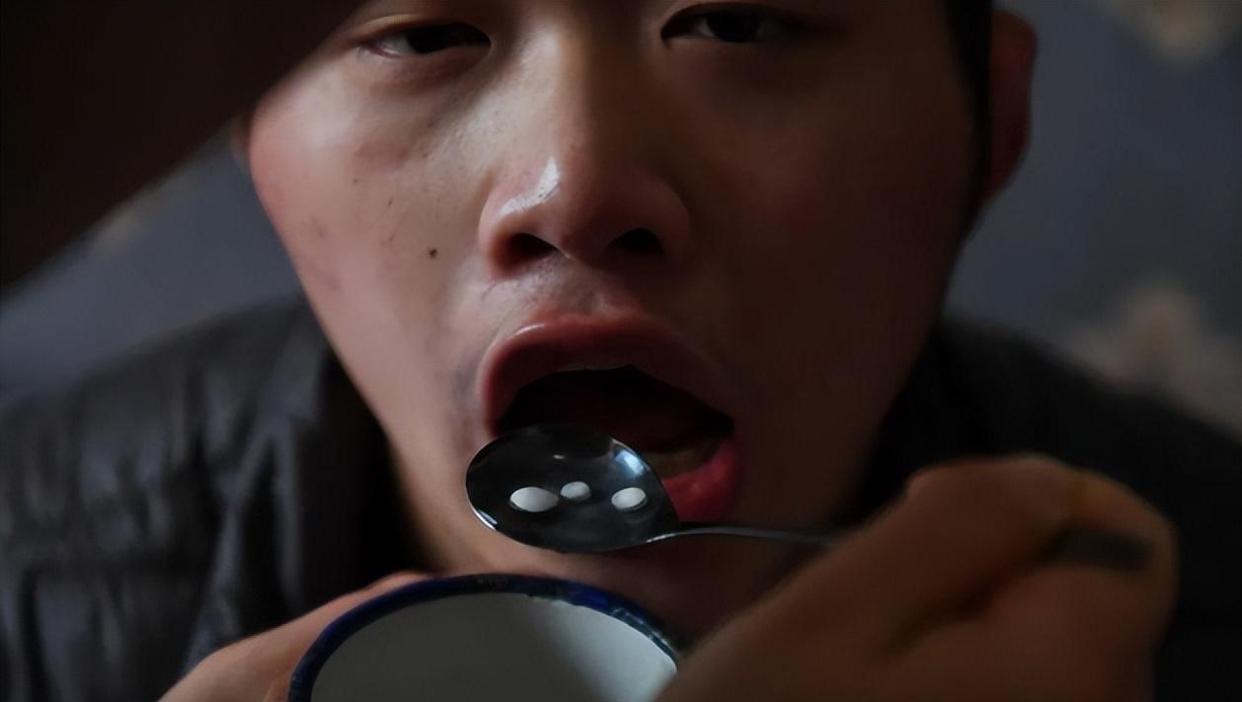 纪实95后女孩每晚抱着21岁弟弟睡觉,不敢找男朋友,一人撑起整个家