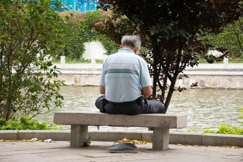 昆明人要注意了！家中老人养老金都被骗走，千万不要开门