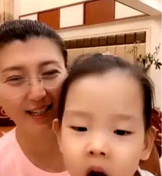 闫学晶|4年前，46岁当姥姥的闫学晶意外怀2胎，24岁儿子：你跟我马叔商量