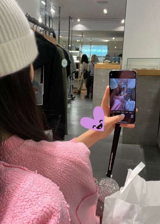 王诗龄|13岁王诗龄罕见晒自拍，与妈妈国外商场购物，一只手提包超七千元