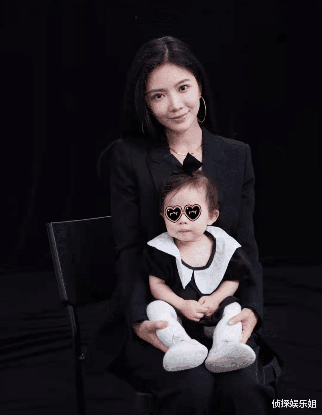 王灿|杜淳老婆晒亲子写真，王灿单手抱娃秀辣妈身材，1岁女儿超像爸爸