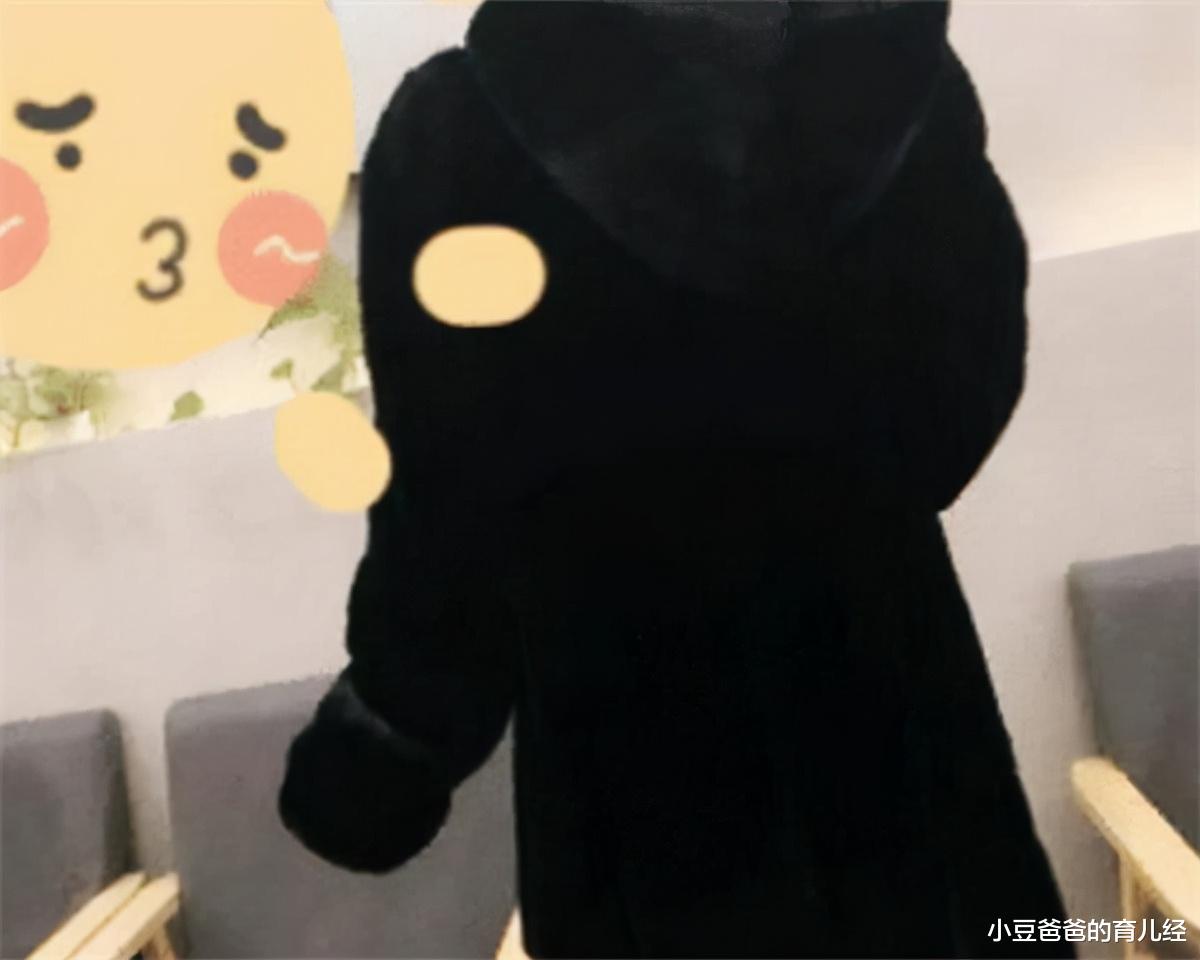 中小学|小学老师身穿“昂贵”的衣服，遭到家长质疑，校方：已惩罚