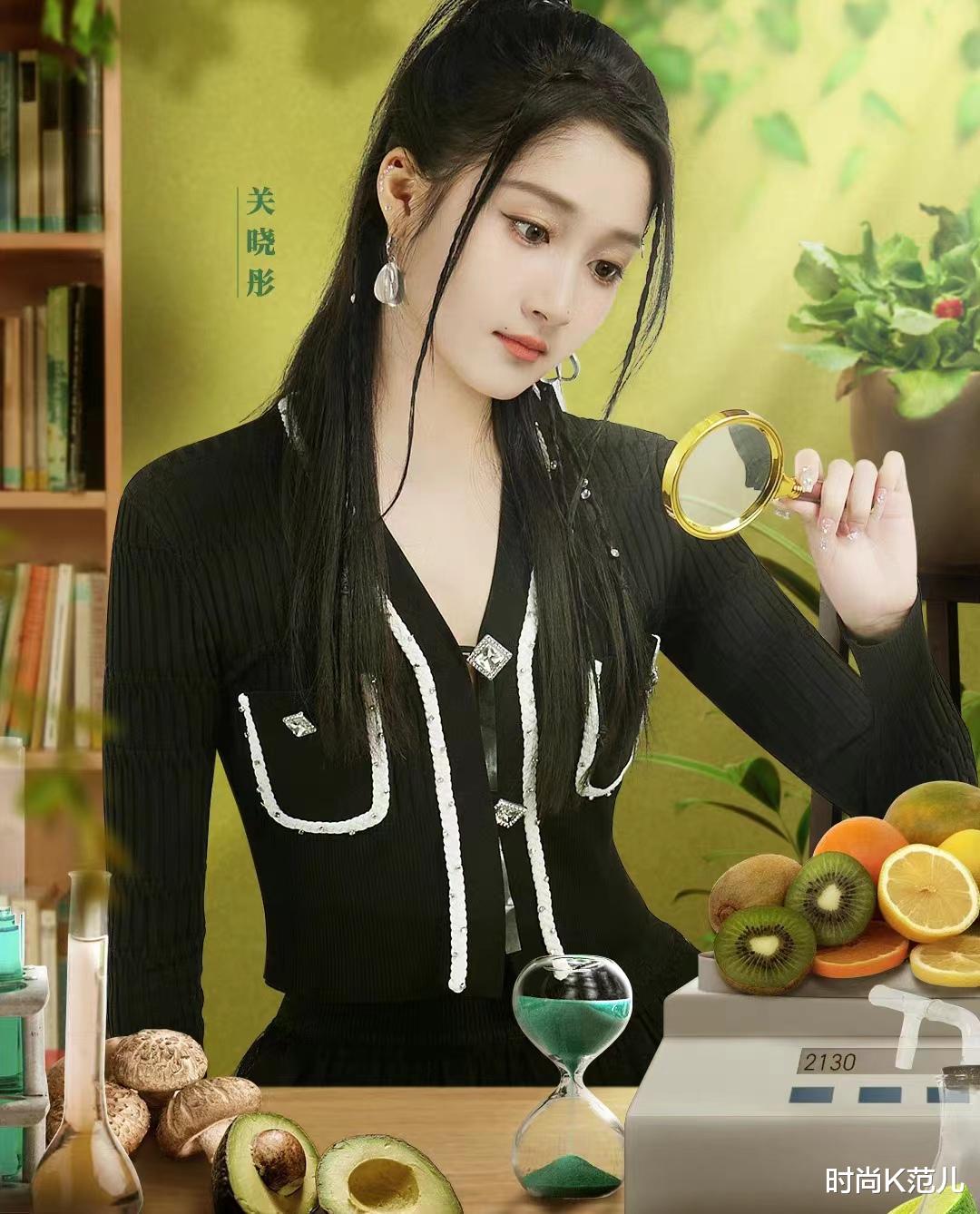 刘海 关晓彤新造型好圈粉，针织开衫配短裙，龙须刘海温柔吸睛！