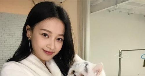 |孙怡母女现身海南,二人沙滩留脚丫显温馨,大福继承母亲大长腿