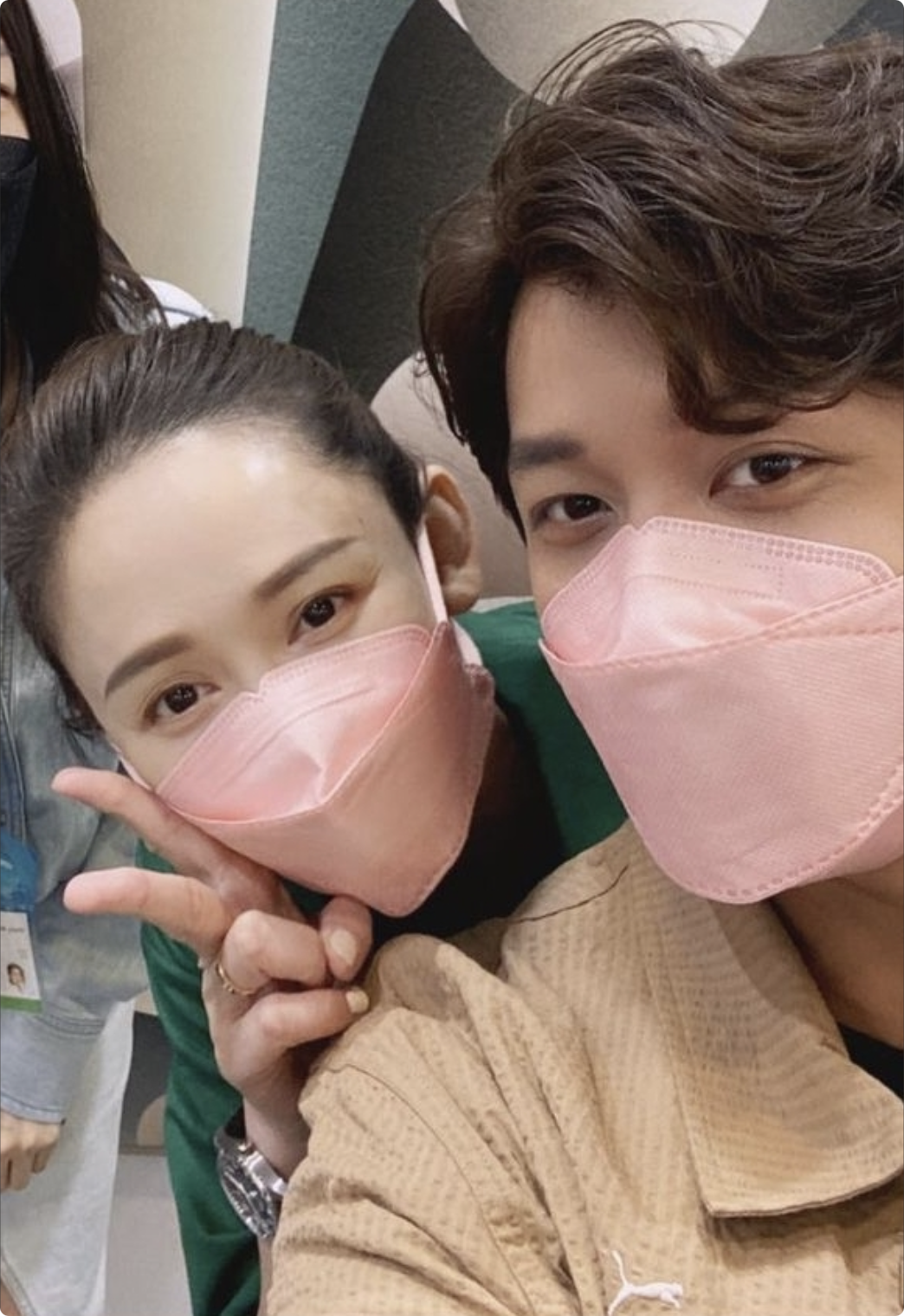 陈乔恩|陈乔恩和老公看展,依偎着Alan的肩膀比心,肌肤白嫩比丈夫年轻