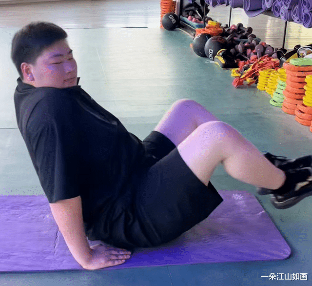 短发 小伟减肥见成效,教练向大衣哥汇报成果,网友:少爷欠缺的还很多