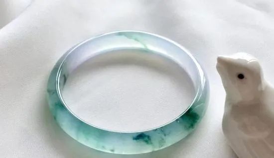 |翡翠飘花和飘绿有什么区别,哪种价值更高?