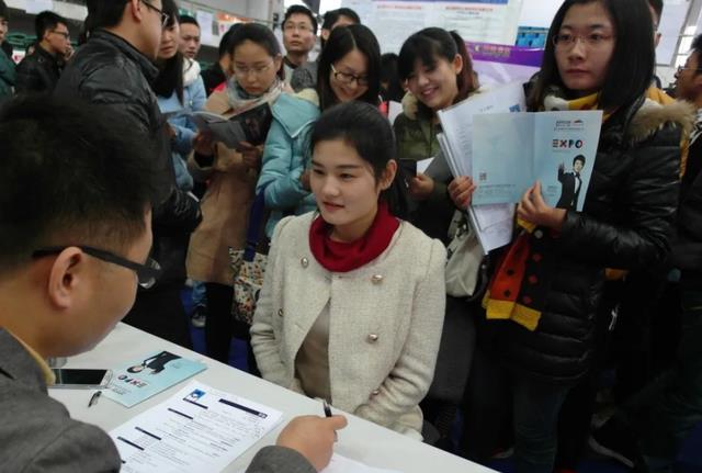 大学生|大学生拒绝成为廉价劳动力,2200万岗位招聘遇冷,理由是工资太低