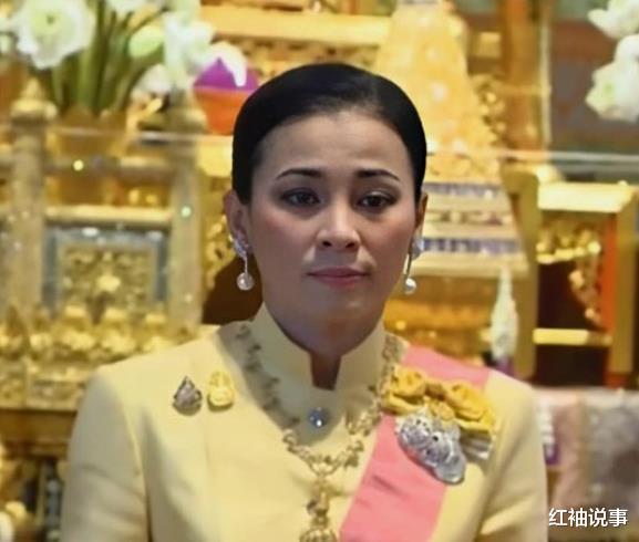 苏提达|44岁苏提达玩浪漫，炫耀泰王送的草莓手链，比古董王冠都有意义