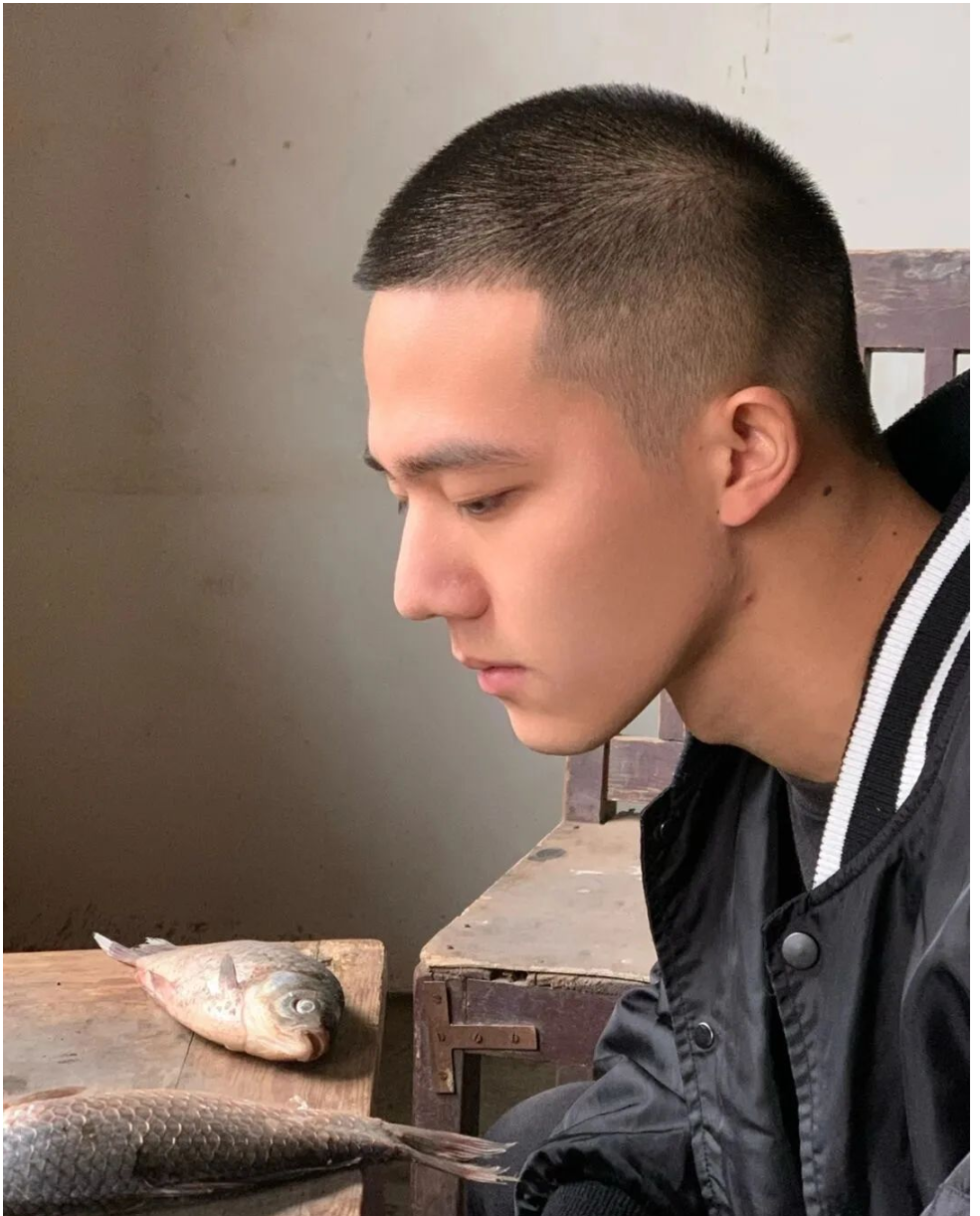 寸头 今夏最火男士发型有哪些？寸头分头精神时尚，潮流染发很吸引眼球