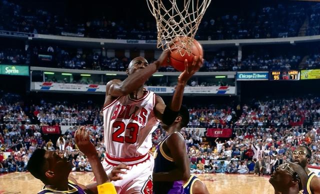 迈克尔·乔丹|乔丹生涯15年，没夺冠的9年数据如何？曾连续9场40+，直接封神