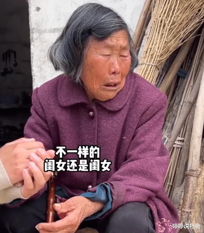 江苏一老人生了6个儿子,如今哭着感慨:当年生一个女儿就好了