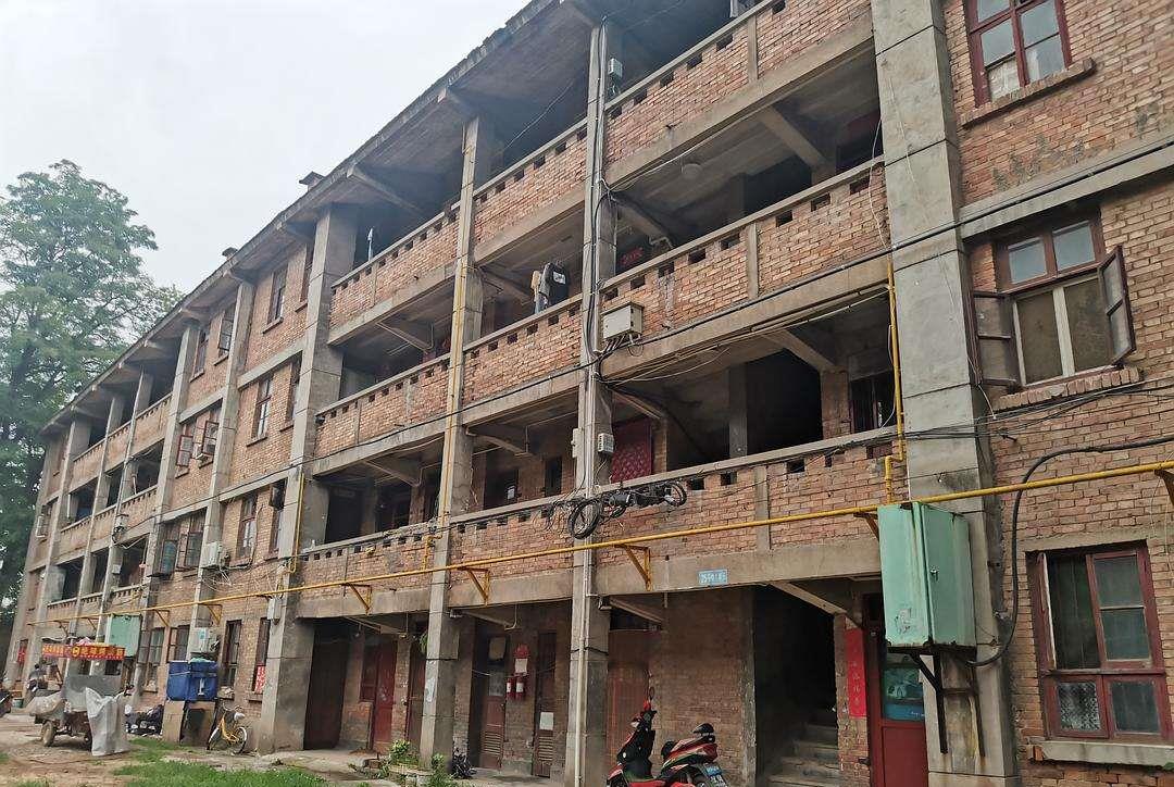 90年北京一流氓犯保外就医后回家结婚,狱警找上门才知被通缉5年