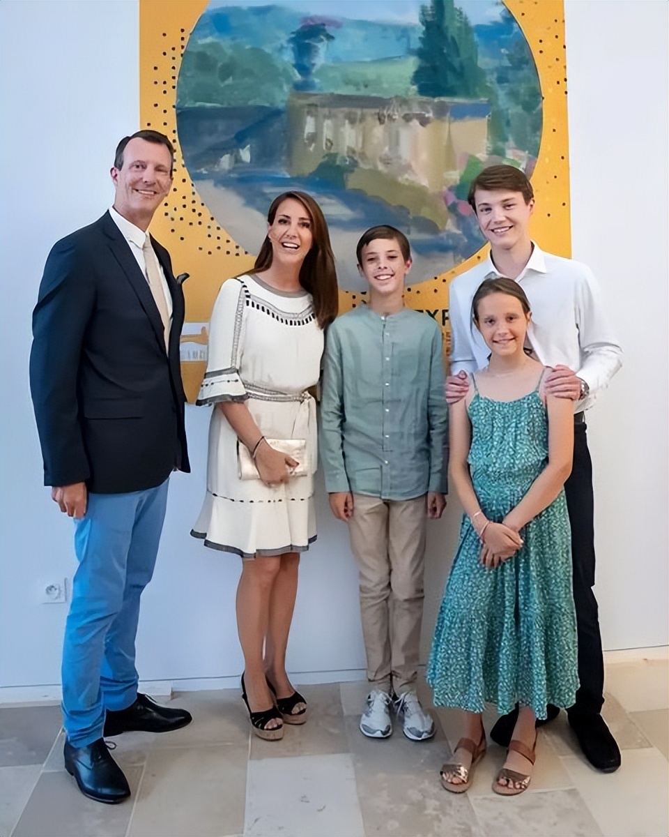 丹麦20岁华裔王子帅气亮相!有中国血统眉眼间太像文雅丽,确实帅