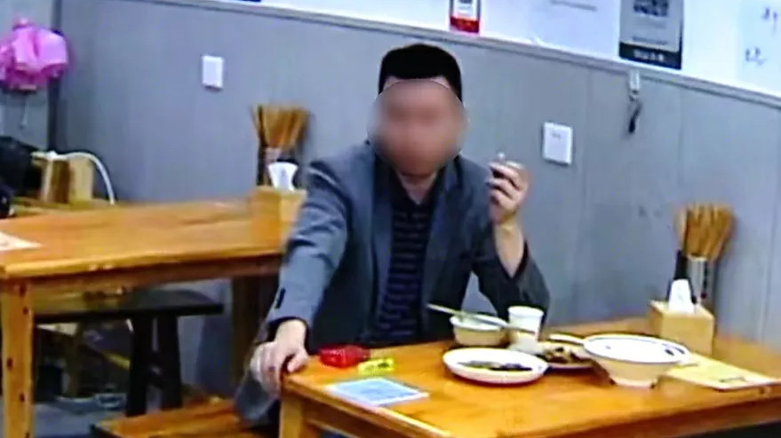 男子吃完串串喝完白酒，总共消费63元，主动叫老板结帐，不料过后的做法让老板又气又好笑