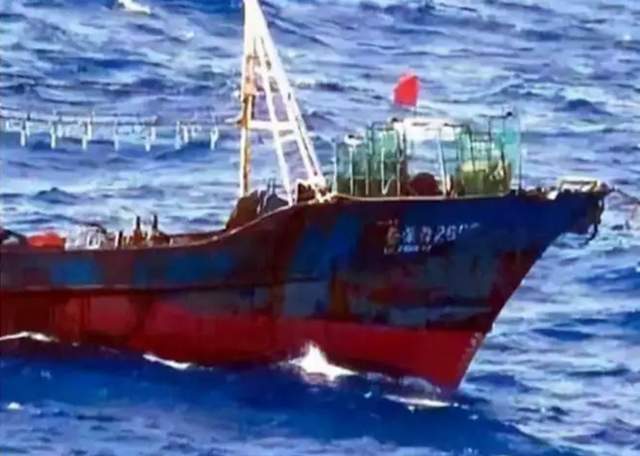 33人出海,11人回来,39天4次大屠杀,这艘远洋渔船经历了什么