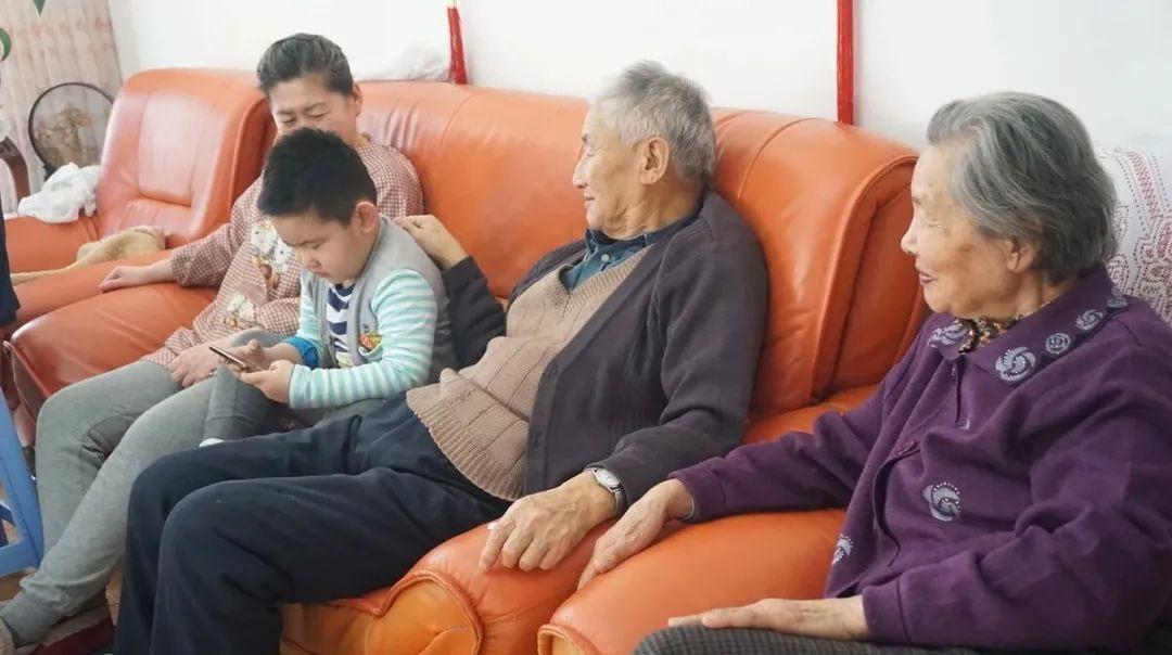 富川|2位同事退休时的状态,让我明白了3个“职场潜规则”,你懂了吗?