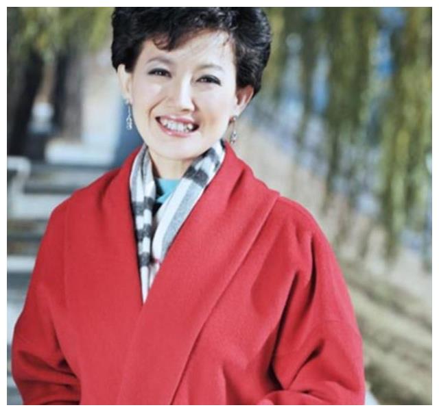 知名主播梁艳：从业27年保持初心，才华不输董卿，50岁仍未婚