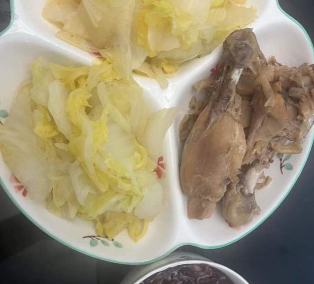 浙江老板把食堂交给小舅子惹争议,工友吐槽:年初一桶油还剩一半