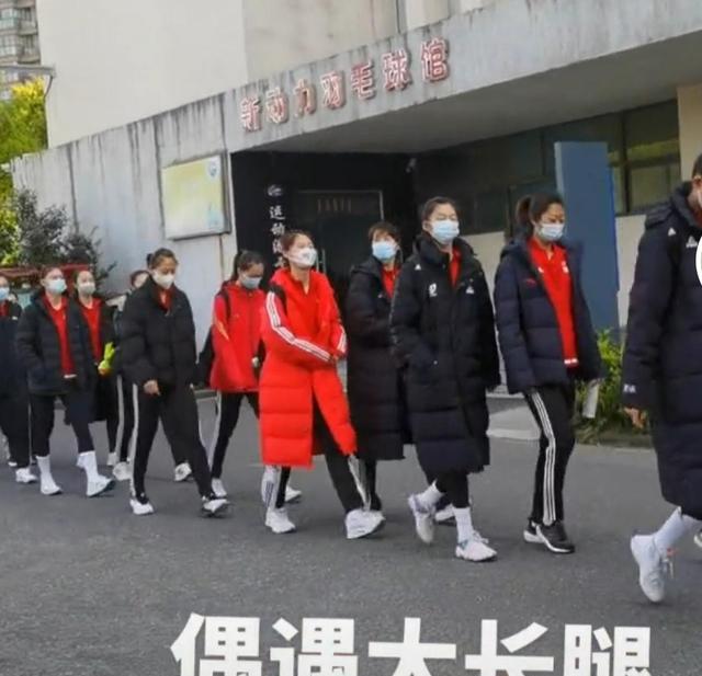 76人队|女排训练营再有新照，刁琳宇、高意、郑益昕亮相，丁霞动作太搞笑