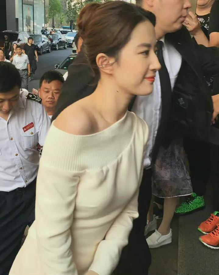 黄圣依 9位花旦离开P图差距就出来了，黄圣依女生男相，刘亦菲险胜