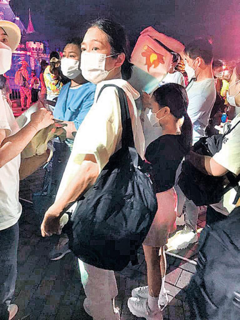 刘德华|刘德华夫妇罕见合体，穿情侣装去看女儿表演，56岁朱丽倩近状超好