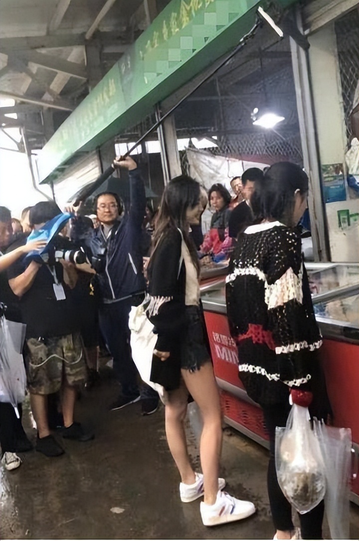 当红女星|Baby路边吃宵夜被偶遇！不化妆头发乱糟糟，大口狂吃毫无明星架子