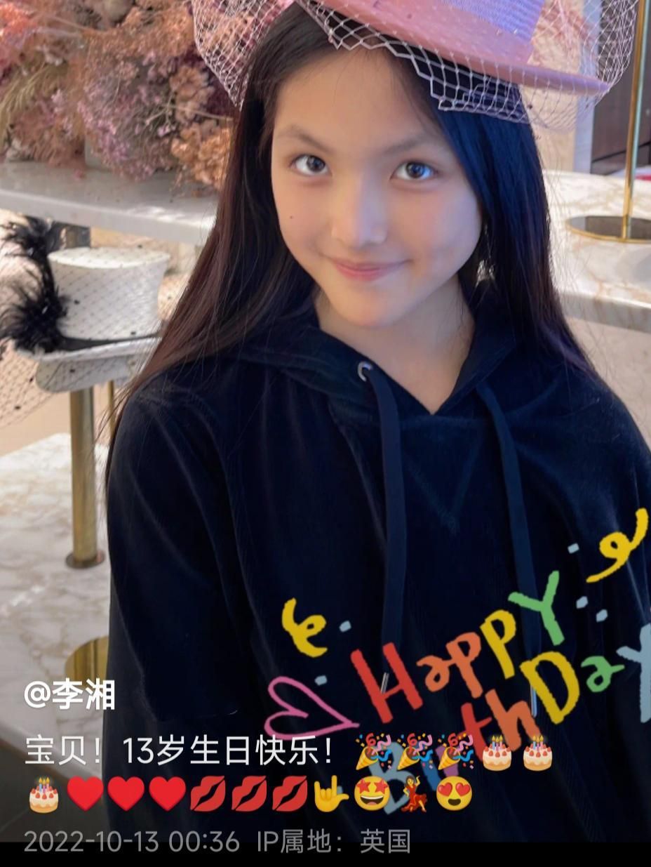 李湘|李湘在英国为女儿庆生,桌上摆满花,王诗龄头戴镶钻礼帽显贵气