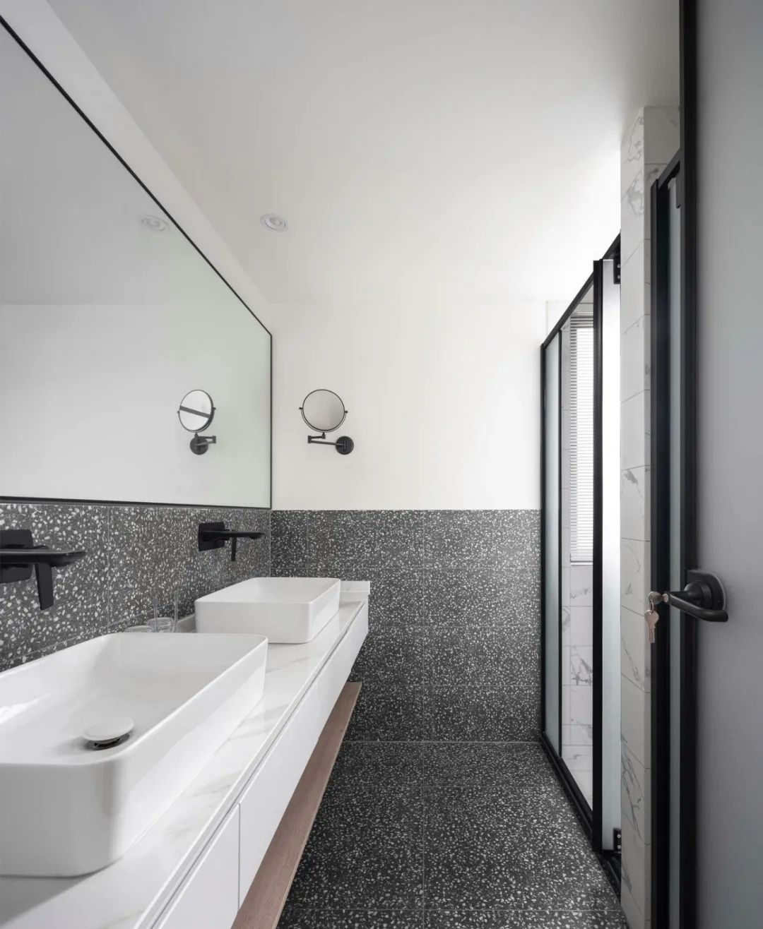 眼前一亮！从单调到质感的黑白配，这个90后的家百看不厌