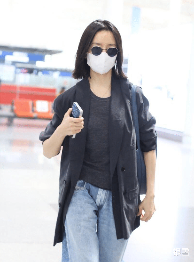Angelababy|瘦得皮包骨！42岁董洁现身机场状态一般，休闲风打扮如同路人甲