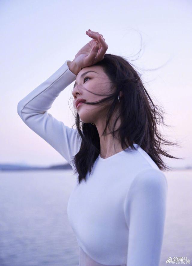 张钧甯|张钧甯一袭白色露腰长裙温柔靓丽!曼妙身材性感绝美