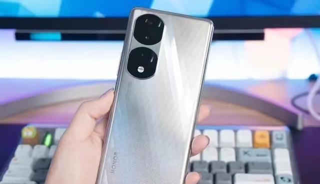 华为荣耀|上市仅一个月，12+256GB跌至2499元，荣耀稳了！