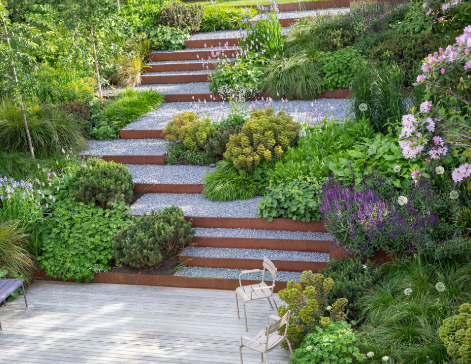 庭院做成阶梯式,不用打水泥,废旧金属框填满石砾,一层又一层