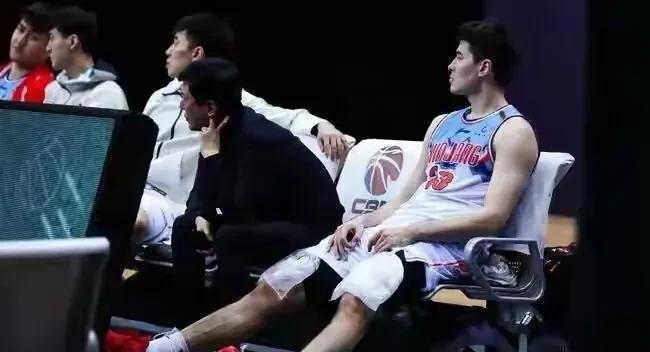 新疆男篮|阿布都迎来重要帮手，阿的江高薪续约争议后卫，新疆完成最后补强