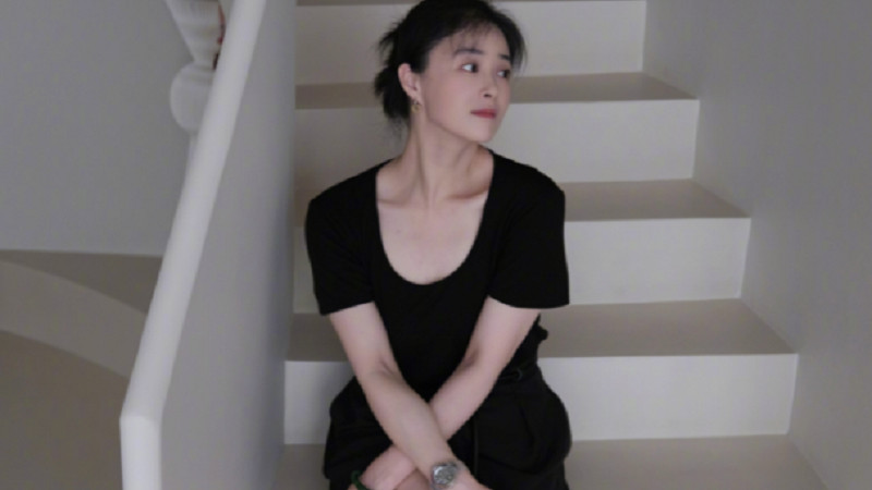 美容 39岁蒋欣罕晒写真照，脸型瘦出新高度，身材提拔白皙长腿吸睛