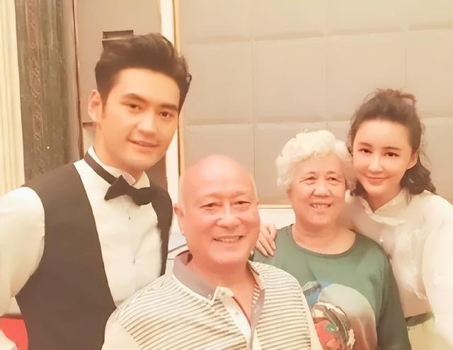 金莎|8位感染的名人:张兰病中直播,刘强东86岁母亲中招,金莎惹争议