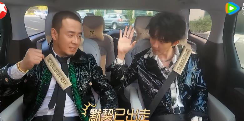 马嘉祺|杨坤兑现承诺，带着马嘉祺玩硬核摇滚，缺少默契有点好笑