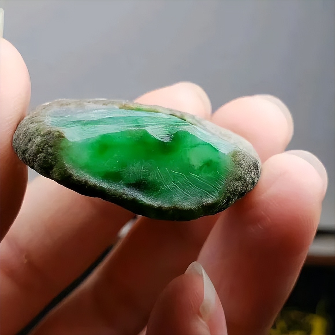 翡翠|小哥花1800买了一块的小精品原石，结果擦皮后商家哭了！