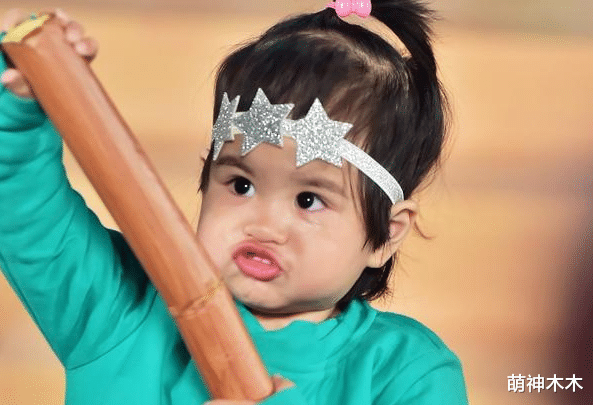 包贝尔|包贝尔妻子晒女儿近照，戴五彩发辫很时髦，穿500元卫衣被嫌贵