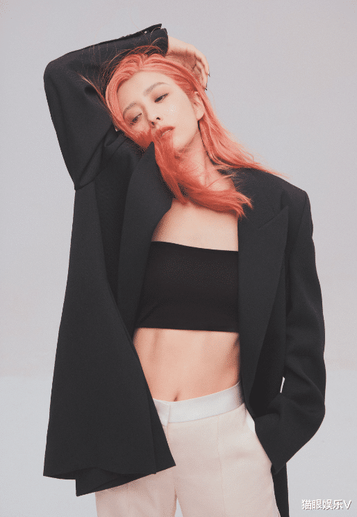 |佟丽娅杂志抹胸封面曝光,染粉发化浓妆变辣妹,马甲线格外显眼!