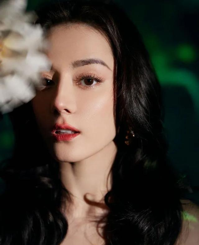 迪丽热巴|迪丽热巴穿着抹胸刺绣泡泡裙大秀美腿！雪肤玉貌性感火辣